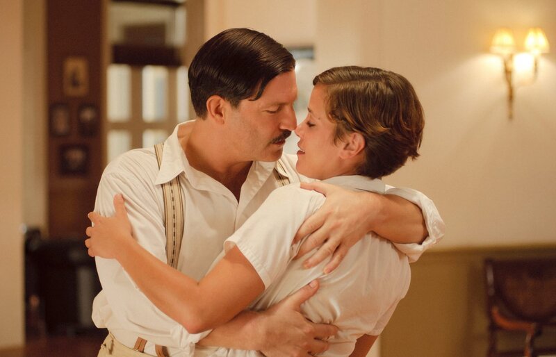 Hans Jakob (Francis Fulton-Smith) und Hellen (Muriel Baumeister) haben sich gefunden. – Bild: ZDF und ARD Degeto/​Stefan Erhard.
