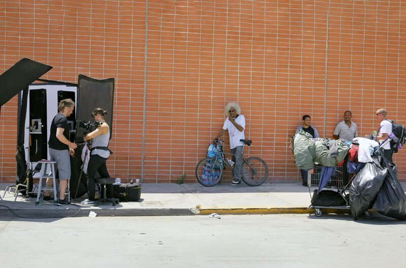 Martin Schoeller mit Obdachlosen in Los Angeles: Er begegnet allen auf Augenhöhe und fotografiert die, die auf der Straße leben, so wie er Barack Obama oder Julia Roberts porträtiert. – Bild: Michel Links  /​ © Michel Links