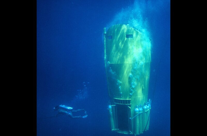 Meeresforscher Jacques-Yves Cousteau erkundet das Gebiet mit Wasserlunge und Kamera ausgestattet. – Bild: B. Goodman/​National Geographic /​ Meeresforscher Jacques-Yves Cousteau erkundet das Gebiet mit Wasserlunge und Kamera ausgestattet.