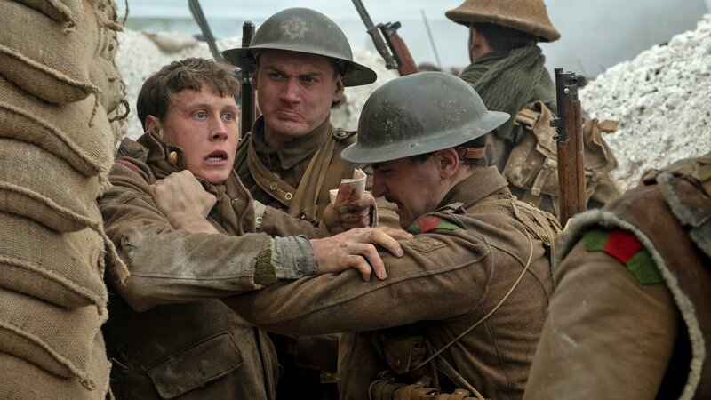 Schofield (George MacKay, li.) mit Kameraden – Bild: RTL Zwei