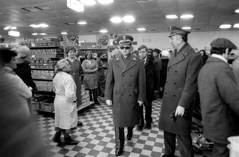 General Jaruzelski (Mi.) besucht ein Kaufhaus in Warschau in den 80er Jahren. Polen steckt in einer großen Wirtschaftskrise. – Bild: WDR /​ © REPORTER/​Grzegorz Roginski /​ © REPORTER/​Grzegorz Roginski