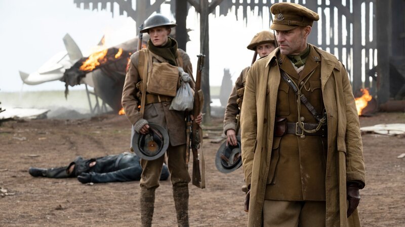 Private Atkins (Adam Hugill, li.), Private parry (Gerran Howell) und Captain Smith (Mark Strong, re.) – Bild: RTL Zwei Private Atkins (Adam Hugill, li.), Private parry (Gerran Howell) und Captain Smith (Mark Strong, re.) – Bild: RTL Zwei