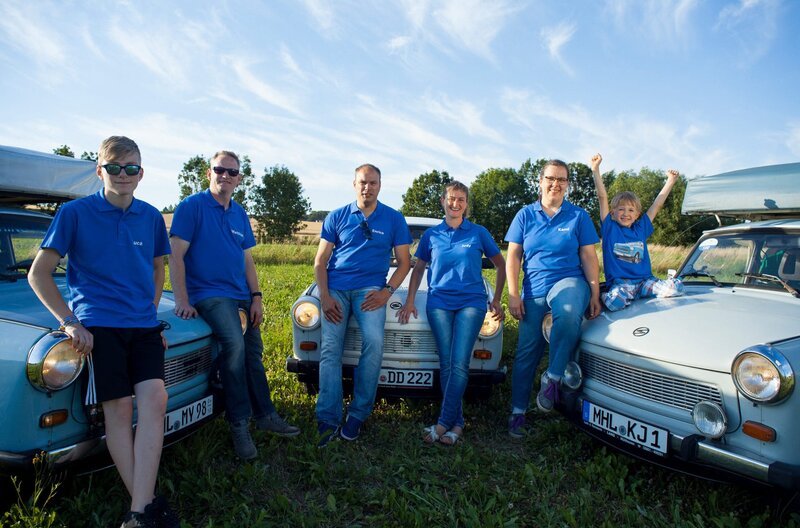 Matthias (2.v.l.) mit Sohn Luka (li.), Enrico (mi.), Judith, Katrin (2.v.re.), Fynn (re.) (Fotos können für alle Folgen verwendet werden: Folgen am 27.08./28.08./29.08./30.08. und 1.09.) – Bild: MDR/Corinna Adam Matthias (2.v.l.) mit Sohn Luka (li.), Enrico (mi.), Judith, Katrin (2.v.re.), Fynn (re.) (Fotos können für alle Folgen verwendet werden: Folgen am 27.08./28.08./29.08./30.08. und 1.09.) – Bild: MDR/Corinna Adam