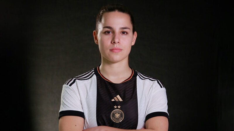 Lena Oberdorf – mit 21 Jahren schon 37 Länderspiele – Bild: NDR/​Manuela Rose