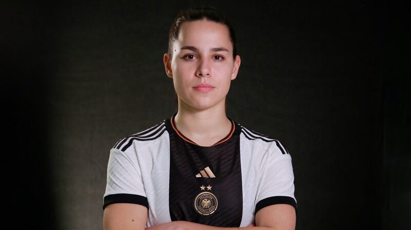 Lena Oberdorf – mit 21 Jahren schon 37 Länderspiele – Bild: NDR/Manuela Rose Lena Oberdorf – mit 21 Jahren schon 37 Länderspiele – Bild: NDR/Manuela Rose
