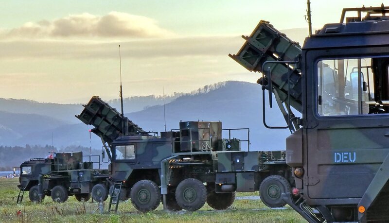 Die Bundeswehr könnte Deutschland bei einem kriegerischen Angriff nicht verteidigen. So lautet die bittere Analyse von Experten. Doch jetzt will Deutschland massiv nachrüsten. Auf der langen Einkaufsliste steht neben vielem anderen ein besseres Raketenabwehrsystem. Foto: Patriot Startgeräte in Sliac – Bild: BR/SWR Die Bundeswehr könnte Deutschland bei einem kriegerischen Angriff nicht verteidigen. So lautet die bittere Analyse von Experten. Doch jetzt will Deutschland massiv nachrüsten. Auf der langen Einkaufsliste steht neben vielem anderen ein besseres Raketenabwehrsystem. Foto: Patriot Startgeräte in Sliac – Bild: BR/SWR