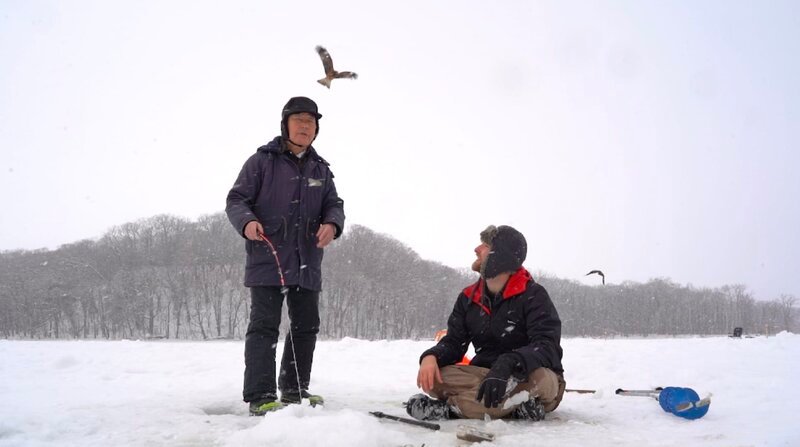 Der Abashiri See in Japans Norden ist auch im Winter ein beliebtes Ausflugsziel. Eisangler Buta und Filmemacher Samuel haben sich auf dem zugefrorenen See kennengelernt. – Bild: BR/​NDR