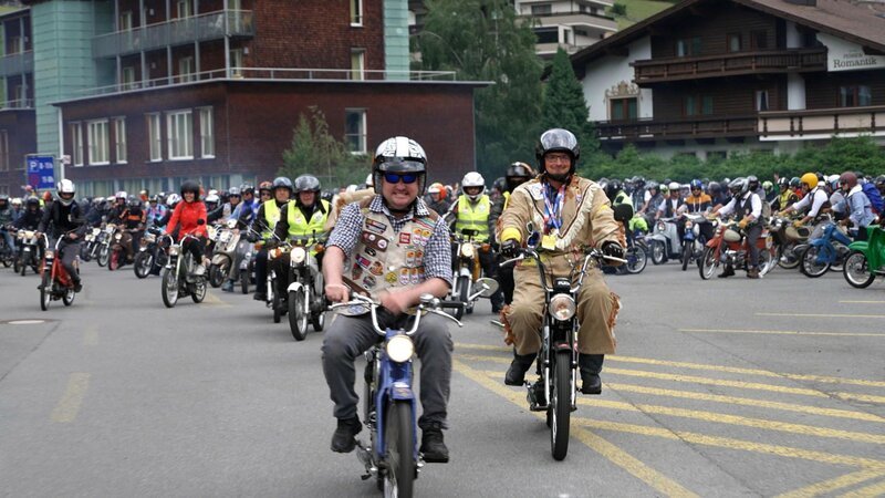 Einmal jeden Sommer kommen mehr als zweitausend Mofa- und Mopedfahrer zum verrücktesten Zweitakt-Event Europas in die Idylle der Tiroler Alpen und machen das Ötztal unsicher. – Bild: N24 Doku