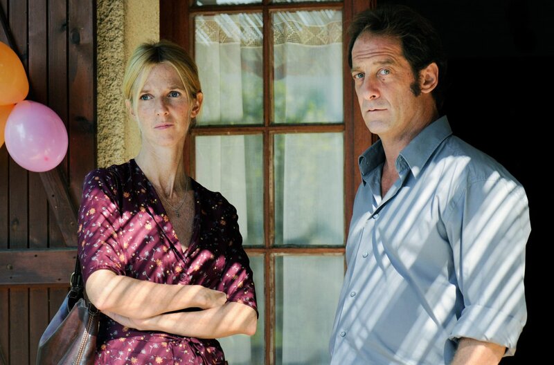 Mademoiselle Chambon – Bild: TS Productions/​Michael Crotto /​ Eines Tages fragt Véronique (Sandrine Kiberlain) Jean (Vincent Lindon), ob er nicht vor der Klasse über seinen Beruf des Maurers berichten möchte.
