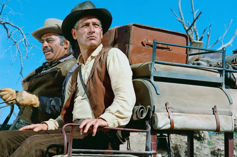 Man nannte ihn Hombre – Bild: 20th Century Fox/​James Wong Howe /​ Weil John Russell (Paul Newman, re.) für seine Mitreisenden ein halber Wilder ist, muss er trotz Tickets neben dem Kutscher Mendez (Martin Balsam, li.) Platz nehmen.