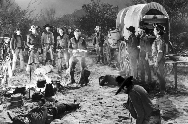 Panik am roten Fluss – Bild: 2023 Metro-Goldwyn-Mayer Studios Inc./​All rights reserved /​ Tom (John Wayne, Mi.), Matt (Montgomery Clift, li. von John Wayne) und andere Cowboys während einer Schießerei