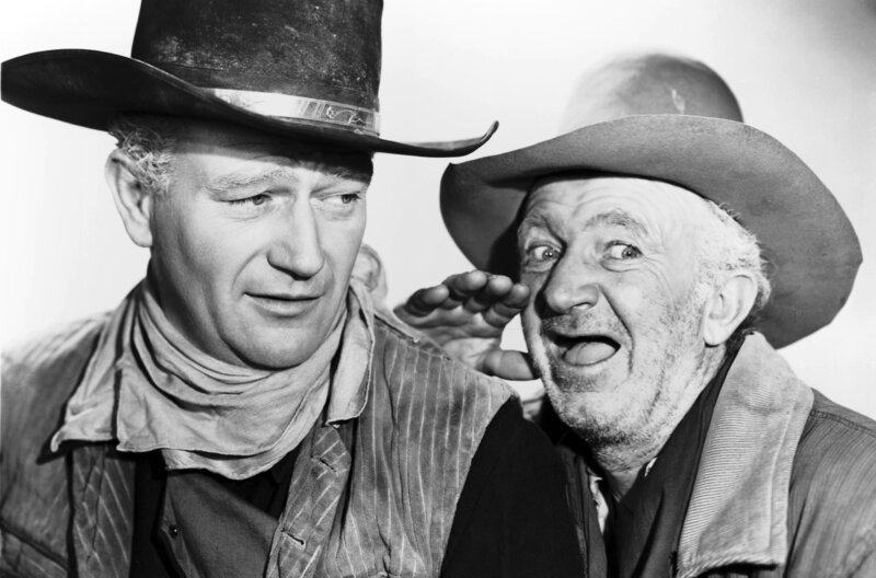 Panik am roten Fluss – Bild: 2023 Metro-Goldwyn-Mayer Studios Inc./​All rights reserved /​ Thomas Dunson (John Wayne, li.) möchte mit seinem Gehilfen Groot (Walter Brennan, re.) freies Land in Texas finden, um dort eine Ranch aufbauen zu können.