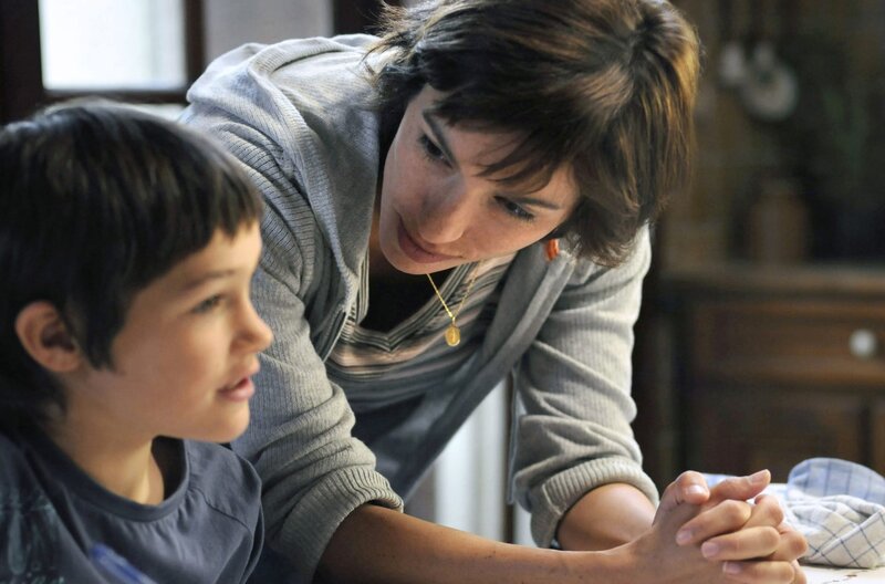 Mademoiselle Chambon – Bild: TS Productions/​Michael Crotto /​ Anne-Marie (Aure Atika), die Mutter von Jérémy (Arthur Le Houérou), erwartet ein weiteres Kind.