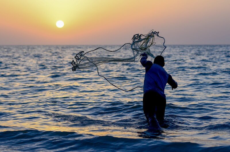 Zum Fischen werden Netze ausgeworfen. – Bild: Carlos Perez /​ Zum Fischen werden Netze ausgeworfen.