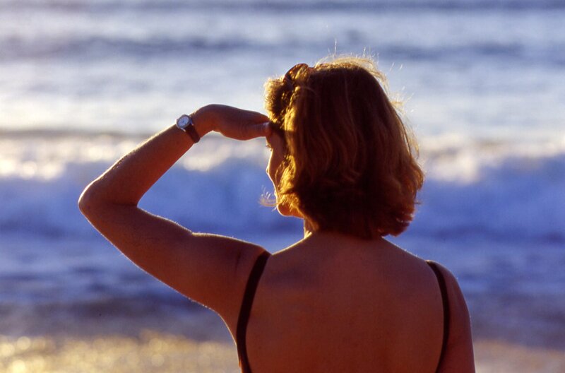 Unter dem Sand – Bild: Jean-Claude Moireau /​ Während Marie (Charlotte Rampling) sich am Strand sonnte, ging ihr Mann Jean schwimmen – und kam nicht wieder zurück.