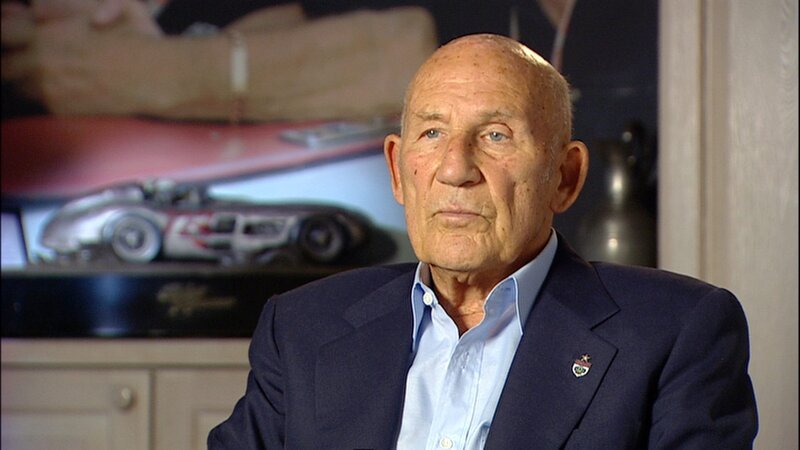 Sir Stirling Moss, ehemaliger britischer Rennfahrer, war am 11. Juni 1955 der Kopilot des Weltmeisters (1951 und 1954–1957) Juan Manuel Fangio im Mercedes-Silberpfeil mit der Startnr. 19. – Bild: ORF/Autentic/Prounen Film Sir Stirling Moss, ehemaliger britischer Rennfahrer, war am 11. Juni 1955 der Kopilot des Weltmeisters (1951 und 1954–1957) Juan Manuel Fangio im Mercedes-Silberpfeil mit der Startnr. 19. – Bild: ORF/Autentic/Prounen Film