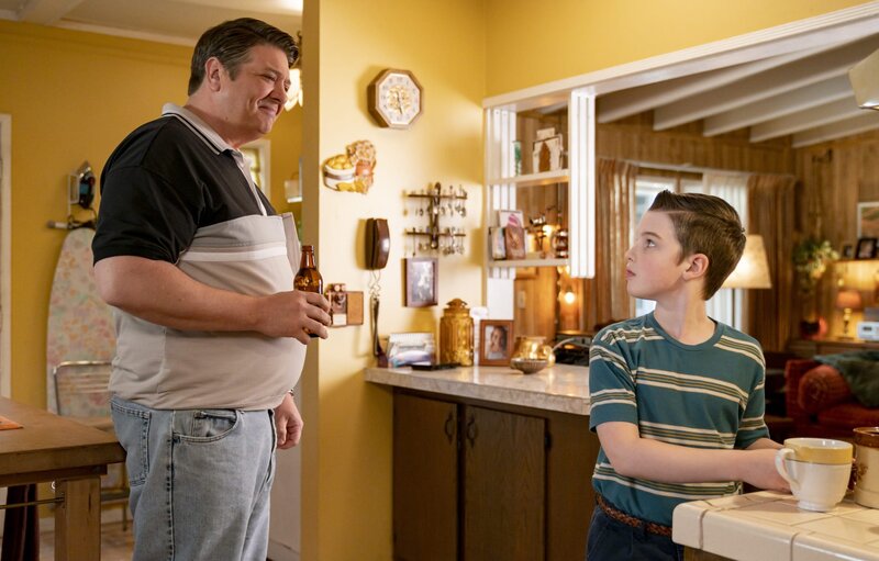 Young Sheldon S03E12 Glitzerpuder und ein Heißgetränk (Body Glitter