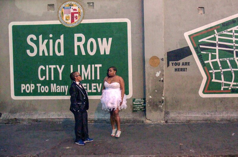 Teri Rogers (li.) und Tiahna Vince (re.), ein lesbisches Liebespaar, leben in Skid Row in Los Angeles, einem Viertel, das vor allem für Obdachlosigkeit und Armut bekannt ist. – Bild: ZDF /​ © Films de Force Majeure/​Blinker Filmproduktion/​ZDF/​arte