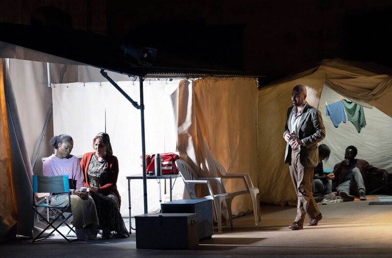 Moses und Pharao – Bild: Monika Rittershaus /​ Jeanine De Bique (li.) spielt die Israelitin Anaï.