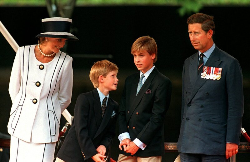 Prinzessin Diana mit ihren Söhnen Harry und William und ihrem Ehemann, Prinz Charles 1995. – Bild: ZDF/epa / afp / eggitt, johnny Prinzessin Diana mit ihren Söhnen Harry und William und ihrem Ehemann, Prinz Charles 1995. – Bild: ZDF/epa / afp / eggitt, johnny
