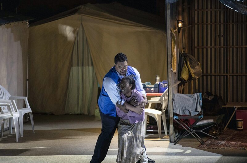 Moses und Pharao – Bild: Jean-Louis Fernandez /​ Aménophis (Pene Pati) hält Anaï (Jeanine De Bique). Sie fühlt sich schuldig, weil sie ihn liebt.