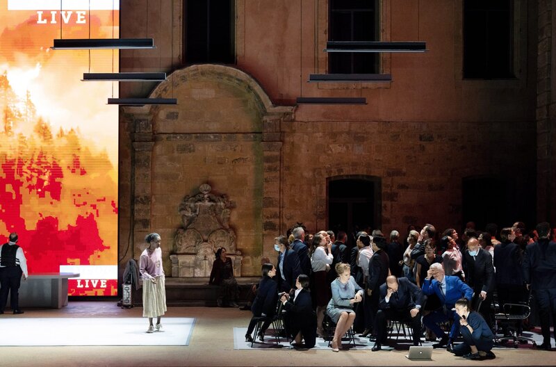 Moses und Pharao – Bild: Monika Rittershaus /​ Moses und der Pharao stehen für zwei unvereinbare Welten: Auf der linken Seite das Lager der versklavten Hebräer, auf der rechten Seite die moderne Technokratie, die in Verbindung zur modernen Welt und für die  …