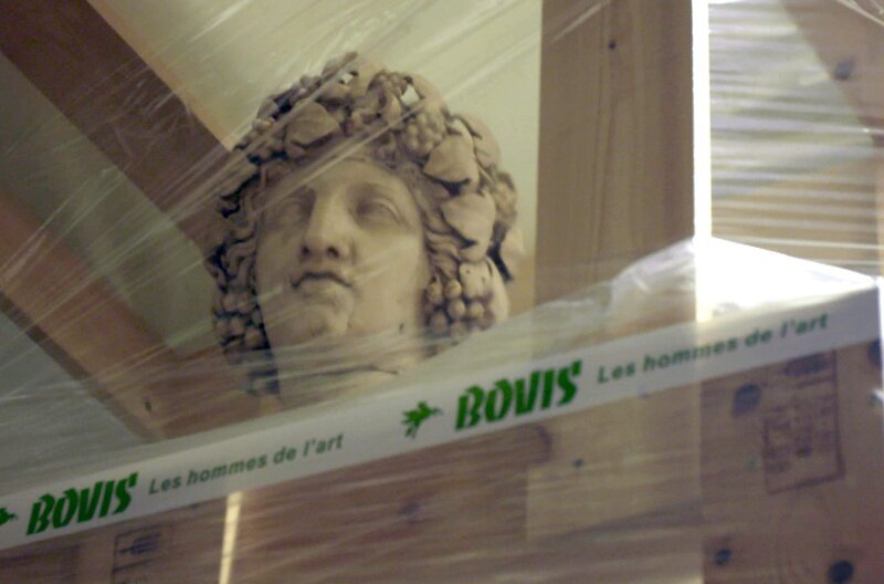 Die riesigen, teilweise über drei Meter hohe Statuen wurden in zentimetergenauer Feinarbeit für den Umzug vorbereitet. – Bild: Tournez S’il Vous Plaît / © Tournez S’il Vous PlaĂ®t Die riesigen, teilweise über drei Meter hohe Statuen wurden in zentimetergenauer Feinarbeit für den Umzug vorbereitet. – Bild: Tournez S’il Vous Plaît / © Tournez S’il Vous PlaĂ®t