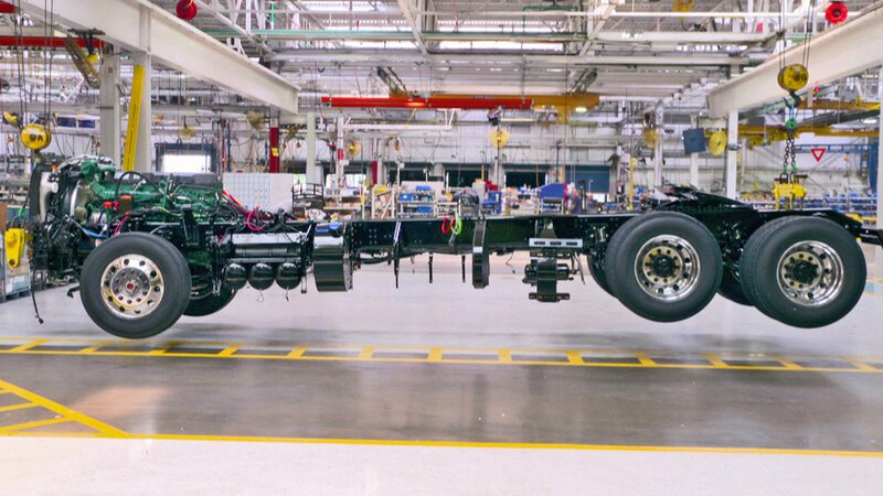 Alle 120 Sekunden entsteht ein neues Fahrgestell für einen Truck. – Bild: BILD Alle 120 Sekunden entsteht ein neues Fahrgestell für einen Truck. – Bild: BILD