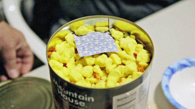 Die Konserven in Peter Larsons Bunker erinnern an Astronautennahrung. Bis zu 30 Jahre lang ist dieses gefriergetrocknete Rührei mit Paprika haltbar. – Bild: BILD