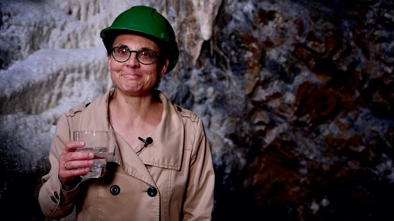Die Historikerin Karin Fuchs bei der Ulricus Quelle in Passugg. – Bild: ZDF und SRF Die Historikerin Karin Fuchs bei der Ulricus Quelle in Passugg. – Bild: ZDF und SRF