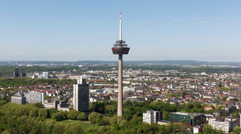 Der Colonius ist das moderne Wahrzeichen Köln und überragt die Stadt. – Bild: WDR/​picture alliance/​imageBROKER/​Jürgen Schulzki