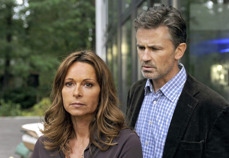 ARD AUS LIEBE ZU DIR, Deutschland 2012, Regie Udo Witte, am Freitag (09.11.12) um 20:15 Uhr im Ersten. Marc (Timothy Peach) fragt sich, was Sophia (Christina Plate) bedrückt. – Bild: „ARD Degeto/​Aki Pfeiffer“ (S 2)