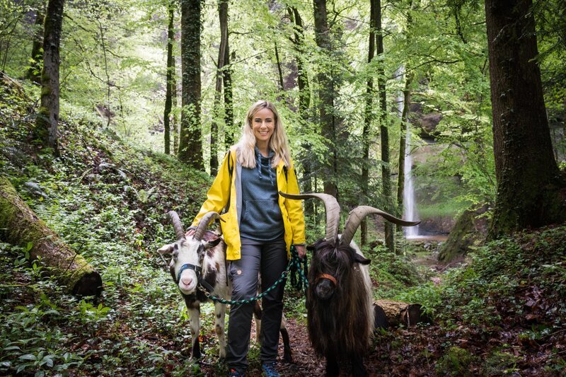 Nicole Berchtold unterwegs mit den zwei Ziegenböcken – Bild: SRF/​Pascal Mora