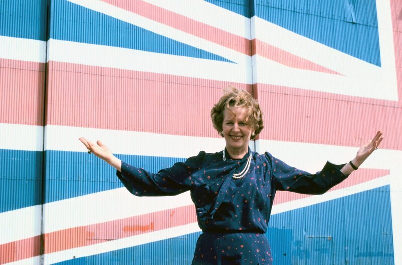 Margaret Thatcher während ihrer Wahlkampagne im Jahr 1983 – Bild: Peter Jordan/​Alamy Stock Photo /​ © Peter Jordan/​Alamy Stock Photo
