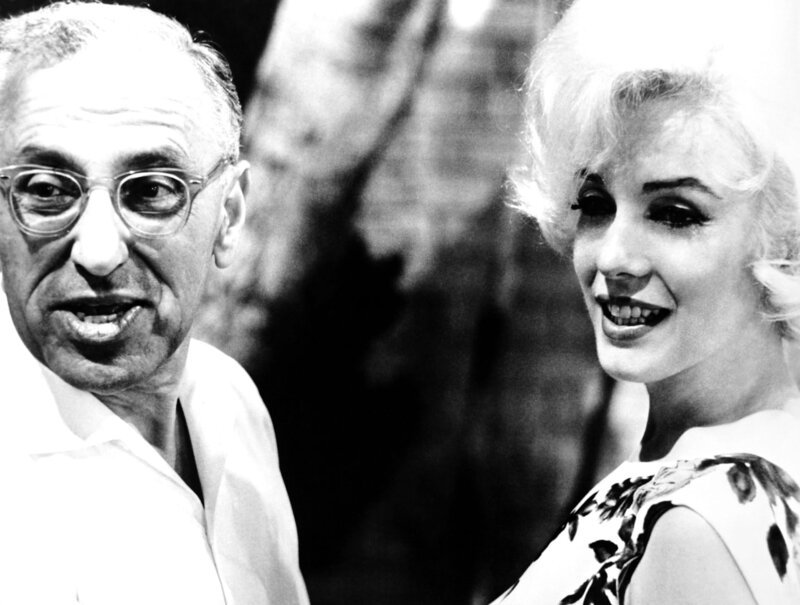 Regisseur George Cukor und Marilyn Monroe  am Set von „Something’s Got to Give“, 1962. – Bild: ORF/​Poorhouse International Ltd/​© 20th Century Fox Licensing/​Everett Collection