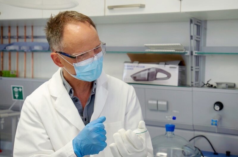 Axel Wagner mit Lithium-Probe im Labor. – Bild: SWR