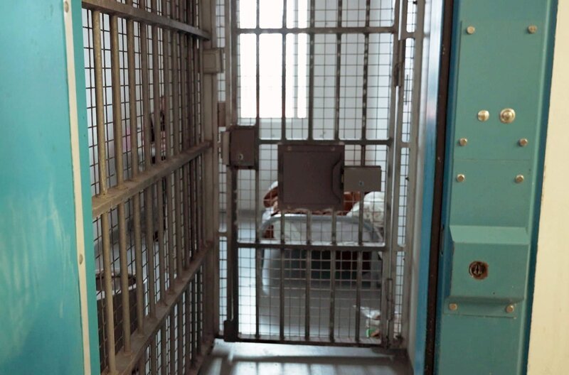 Eine Einzelhaft wird als Strafe für die Nichteinhaltung von Haftregeln verhängt. – Bild: Cinétévé/​ARTE France /​ © CinÃ©tÃ©vÃ©/​ARTE France