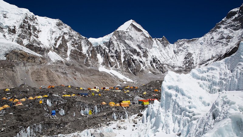 Das Erklimmen des Mount Everest ist für viele ein Traum. Etappenweise erklimmen die Bergsteiger und Bergsteigerinnen das 8.848 Meter hohe Massiv. – Bild: BILD