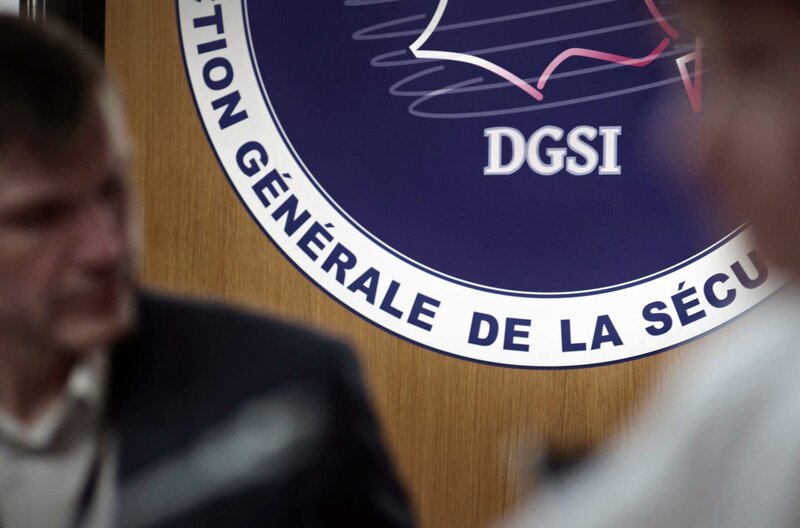 Auch der französische Geheimdienst DGSE ermittelte. (Nachgestellte Szene) – Bild: a&o buero/​Taxi-Brousse /​ Auch der französische Geheimdienst DGSE ermittelte. (Nachgestellte Szene)