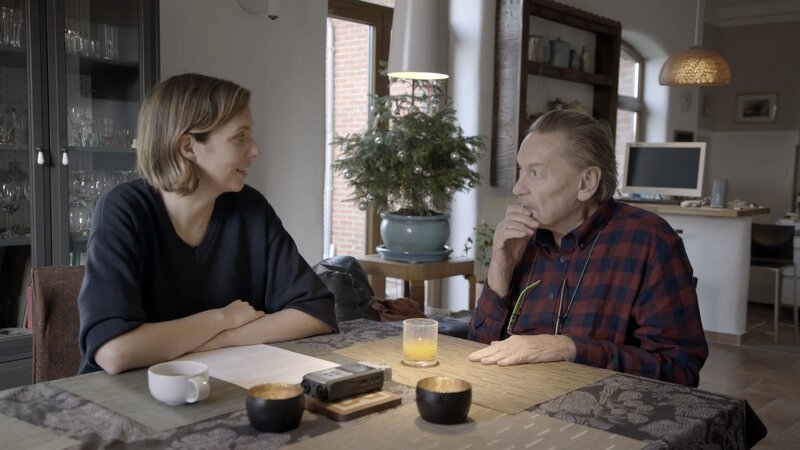 Kein einfacher Interviewpartner: Valesca Peters im Haus der Mutter im Gespräch mit Helmut Berger. – Bild: ZDF und Kobalt Documentary. Kein einfacher Interviewpartner: Valesca Peters im Haus der Mutter im Gespräch mit Helmut Berger. – Bild: ZDF und Kobalt Documentary.