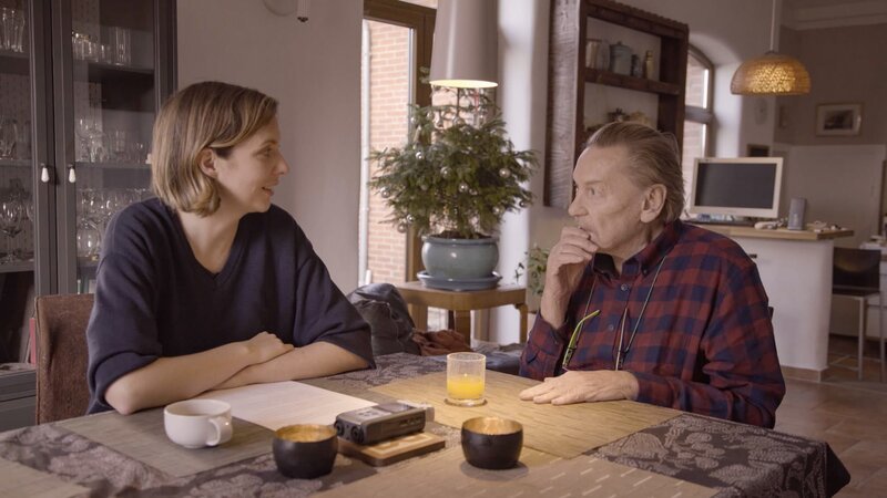 Kein einfacher Interviewpartner: Valesca Peters im Haus der Mutter im Gespräch mit Helmut Berger. – Bild: ORF