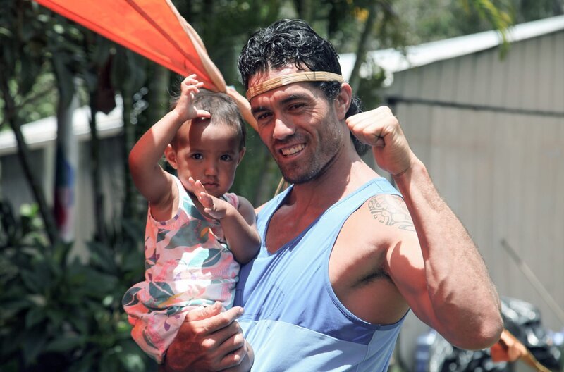 Der größte Krieger der Osterinsel und Gewinner des Tau’a-Triathlon, Haumaka Pakarati, mit seiner Tochter – Bild: arte