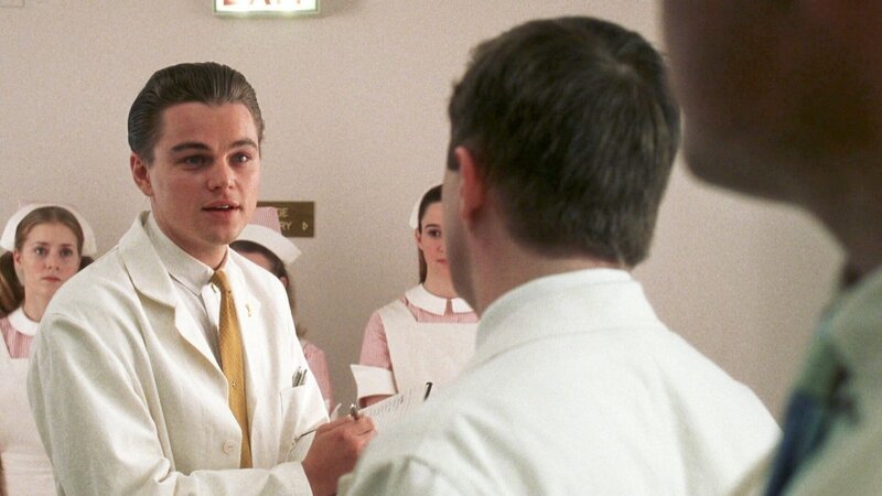 Hochstapler Frank Abagnale Jr. (Leonardo DiCaprio) ergaunert sich sogar einen Job als Arzt – Bild: RTL Zwei Hochstapler Frank Abagnale Jr. (Leonardo DiCaprio) ergaunert sich sogar einen Job als Arzt – Bild: RTL Zwei