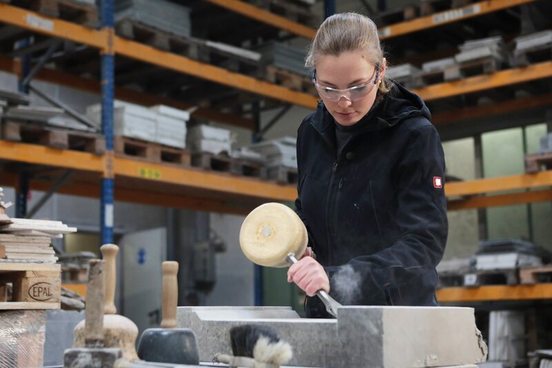 Comeback des Handwerks Helena Reppin im elterlichen Marmorbetrieb SRF/ZDF/Stella Künemann – Bild: SRF2 Comeback des Handwerks Helena Reppin im elterlichen Marmorbetrieb SRF/ZDF/Stella Künemann – Bild: SRF2