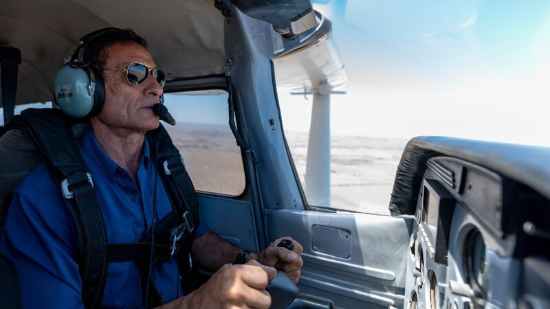 Eduardo Alvarez fliegt mit seiner Cessna 185 in die Sierras von Cordoba – die Bergkette ist aufgrund der Winde eine Herausforderung für den Piloten. – Bild: ZDF und Jonny Müller-Goldenstedt./​Jonny Müller-Goldenstedt