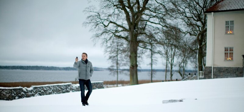 Journalist Mikael Blomquist (Daniel Craig) muss feststellen, dass Handy-Empfang im Norden Schwedens schwierig ist. – Bild: ZDF und Baldur Bragason.