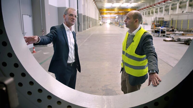 „Ohne Magnete aus China hätten wir ein Riesenproblem, die kann man nur dort kaufen,“ sagt Jürgen Zeschky, Chef des Windradherstellers Enercon. – Bild: ZDF und NDR. „Ohne Magnete aus China hätten wir ein Riesenproblem, die kann man nur dort kaufen,“ sagt Jürgen Zeschky, Chef des Windradherstellers Enercon. – Bild: ZDF und NDR.