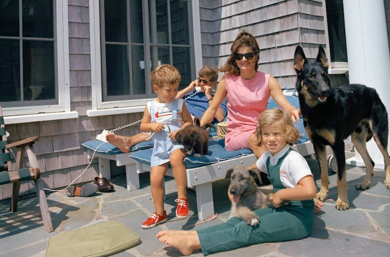 Familie Kennedy mit Hunden in Hyannis Port, 1963: Der Dokumentarfilm befasst sich nicht nur mit John und Bobby Kennedy, sondern rückt vor allem die weiteren Mitglieder der Familie in den Vordergrund. – Bild: ARTE /​ © Public Domain /​ © Public Domain