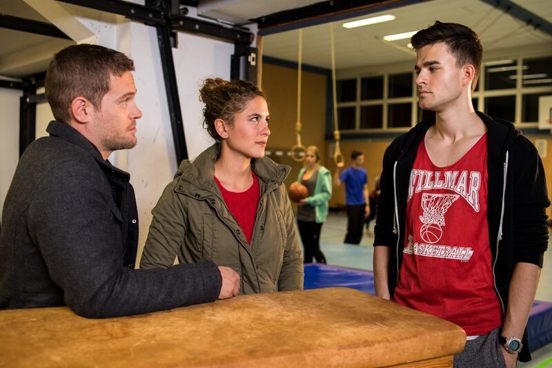 Dominik Morgenstern (Joscha Kiefer, l.) und Toni Bischoff (Amanda da Gloria, M.) befragen Flori (Patrick Mölleken, r.). – Bild: ZDF und MARKUS SAPPER.