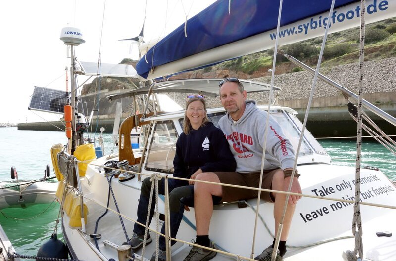 Mit „Bigfoot“, ihrer alten Zwölf-Meter-Yacht, will das Ehepaar Hattermann die Welt umsegeln. – Bild: SWR